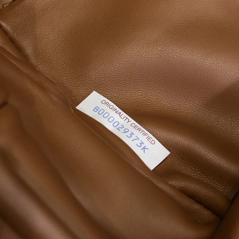 Real shot🔥🔥The counterattack of the popular Bottega Veneta started with this series of cloud bags, which went viral in the fashion circle and started a craze! Out of stock, out of stock, out of stock... One piece is hard to find, super hard to buy, regardless of age, season, or occasion. Very classy. Really, if you carry this on the road, it will turn heads! This is also the reason why this series is so expensive. Large size: 38*20*8.5cm [Big Cloud Weaving]